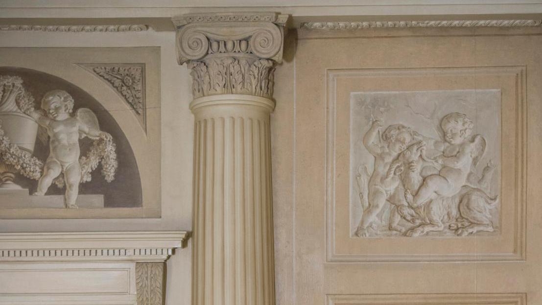 Décor en trompe l’œil pour l’antichambre, conçu par l’architecte Charles de Wailly, 1767, peinture en grisaille. © Archives nationales/Nicolas Dion
